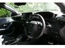 車内を見ていきましょう。ハンドル回りはかなり独特で、最近のプジョーのトレンドといったところでしょうか