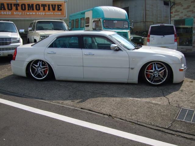 5.7HEMI 左ハンドル エアサス カスタム(4枚目)