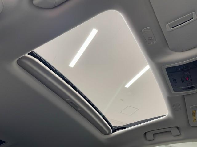 レクサス車らしい細部までこだわった高級感と見る人を一目で虜にするエモーショナルな魅力を持ち合わせております。