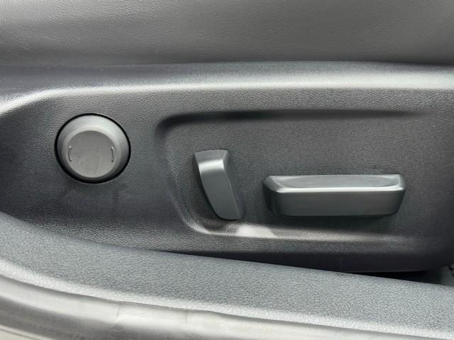 IS IS300h バージョンL パワーウィンドウ ETC車載器 アダクティブクルーズコントロール 1オーナー サイドSRS パワーステアリング 電動シート キーレス TVナビ DVD AC 盗難防止システム 横滑り防止機能 ABS(16枚目)