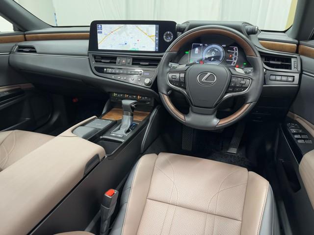 ES ES300h バージョンL フルセグ地デジTV 黒革シート ナビ&TV ワンオーナー ETC 横滑り防止装置 LED スマートキー ミュージックプレイヤー接続可 エアバッグ パワーシート アルミホイール バックモニター エアコン(7枚目)