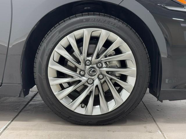 ES ES300h バージョンL フルセグ地デジTV 黒革シート ナビ&TV ワンオーナー ETC 横滑り防止装置 LED スマートキー ミュージックプレイヤー接続可 エアバッグ パワーシート アルミホイール バックモニター エアコン(20枚目)