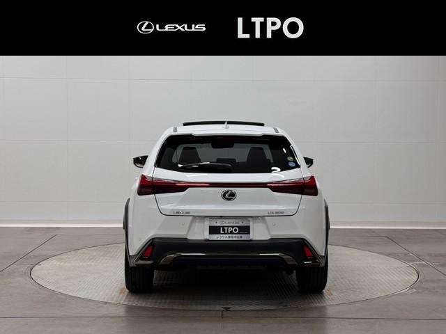 ＵＸ ＵＸ２００　Ｆスポーツ　本革　クルコン　ＰＷシート　オートエアコン　メモリーナビ　ＤＶＤ再生　キーレス　ミュージックプレイヤー接続可　ナビＴＶ　ＡＳＣ　ＬＥＤヘッドライト　アルミホイール　スマートキー　サンルーフ　ＥＴＣ（4枚目）