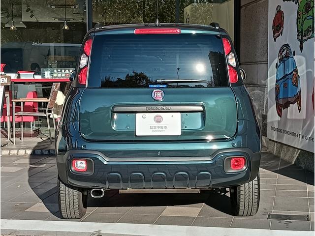 左下側はバックライト、右下側はリアフォグランプです。