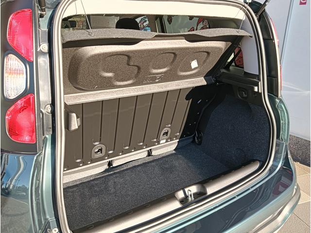 トランクスペースも十分な空間を確保。後席シートを倒せばゴルフバックも収納可能です。