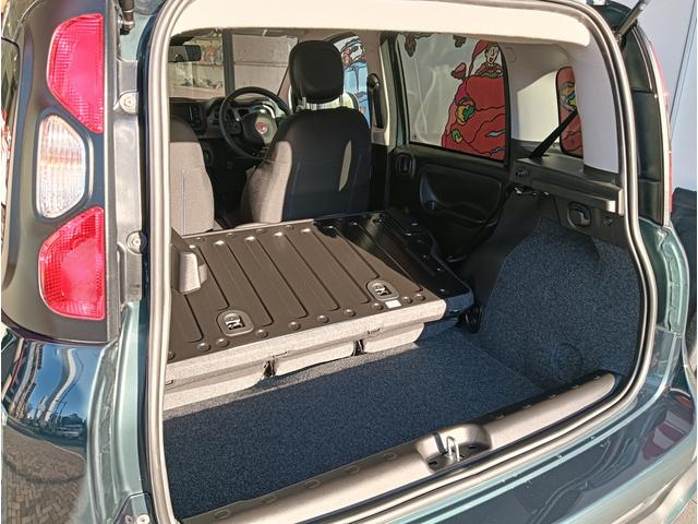 リアシートを倒すと広大な空間が現れます。