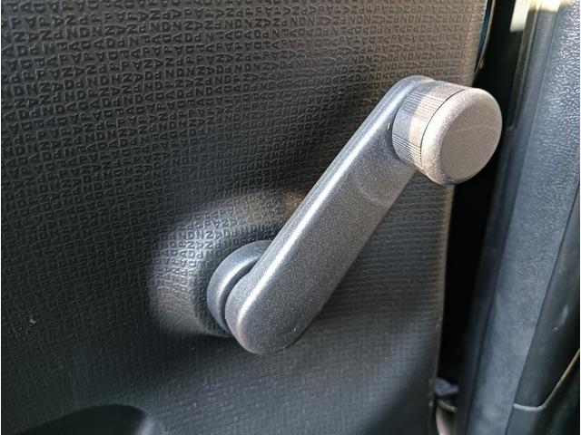 信頼性の高いハンドパワーウィンドウを後部座席に装備しています。