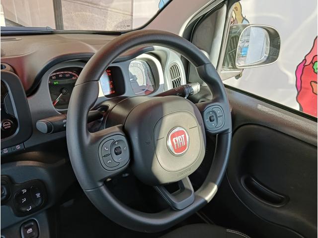 ステアリングから手を放さずにボリューム調整などができます。