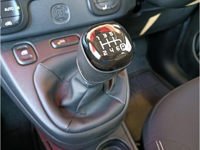 ６速マニュアルはクロスレシオでシュンシュン回るツインエアエンジンをお楽しみいただけます。