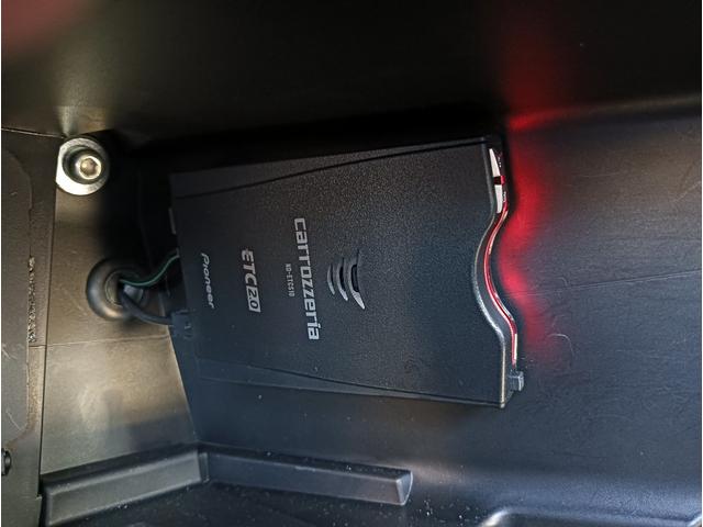 ＥＴＣ２．０車載器はグローブボックス内に設置されています。