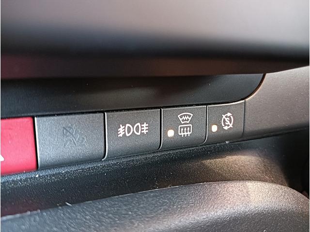 リアはもちろんフロントガラスにも熱線が入っています。