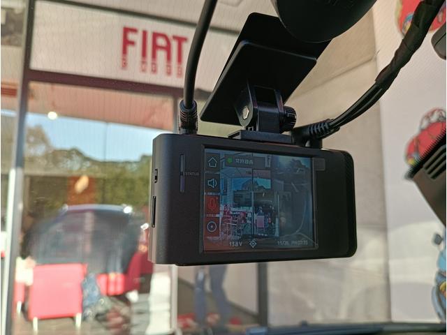 ドライブレコーダーが取り付けられています。