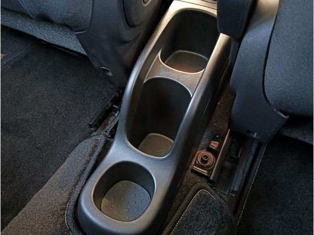 ５人分のドリンクホルダーが備わります。