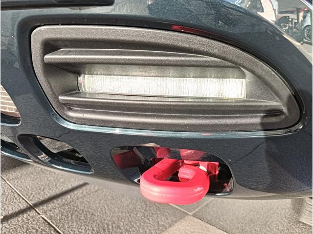 ＬＥＤデイライトと赤いトーイングフックもパンダクロスの特徴です。