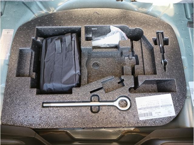 ツール類も新車時搭載のものが揃っております。