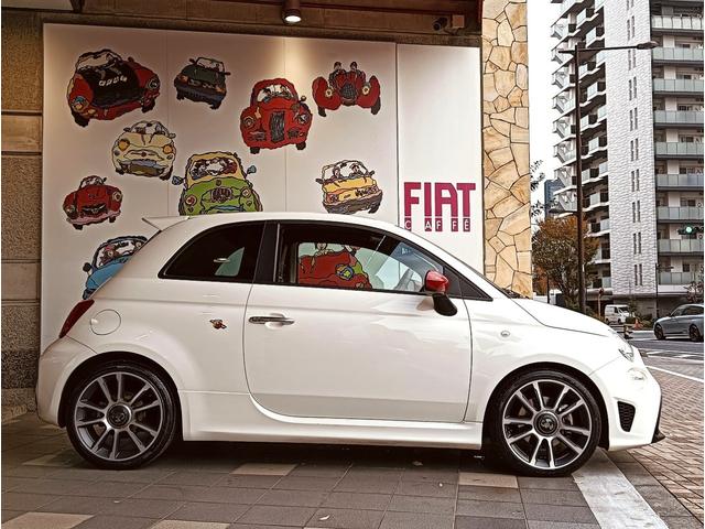 ボディカラーは「ビアンコガーラ」です。