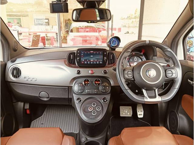 ツーリズモのダッシュパネルは艶消しのグレーメタリックです。