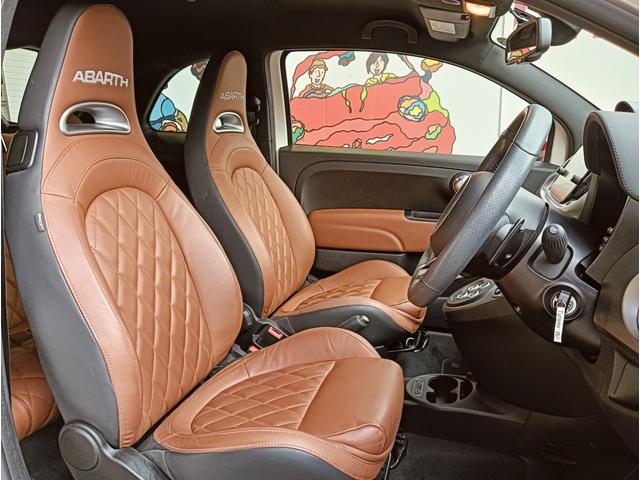 この年式のツーリズモではレザーシートにキルティング風のステッチが施されています。