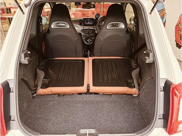 リアシートを倒すと広大な空間が現れます。