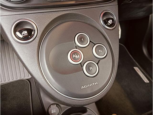 アバルトの２ペダルにはシフトレバーがなく、このボタンで操作します。