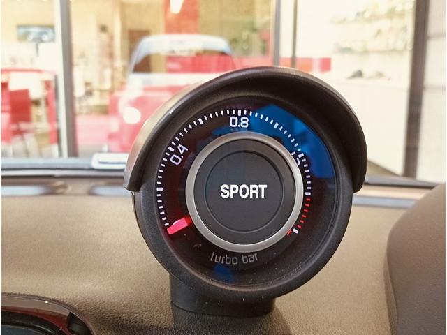 ブースト計の中央にはスポーツモードのインジケーターが点きます。