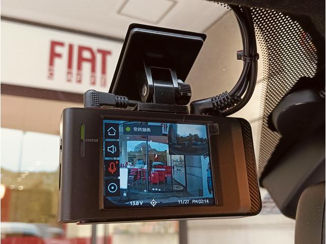 アバルト純正ドライブレコーダーはスマートなデザインです。