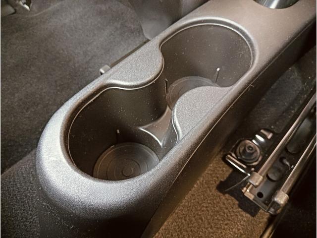 ドリンクホルダーが使いやすい位置にレイアウトされています。