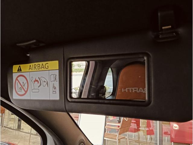 助手席はバニティミラー付きサンバイザーです。