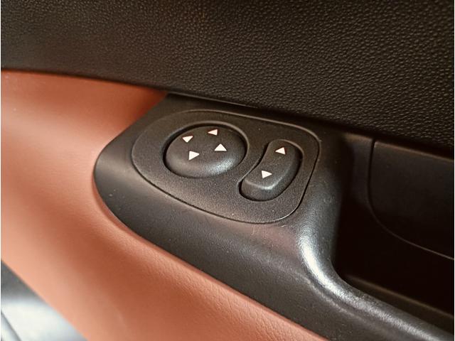 格納は手動ですがミラーの角度調整は電動です。