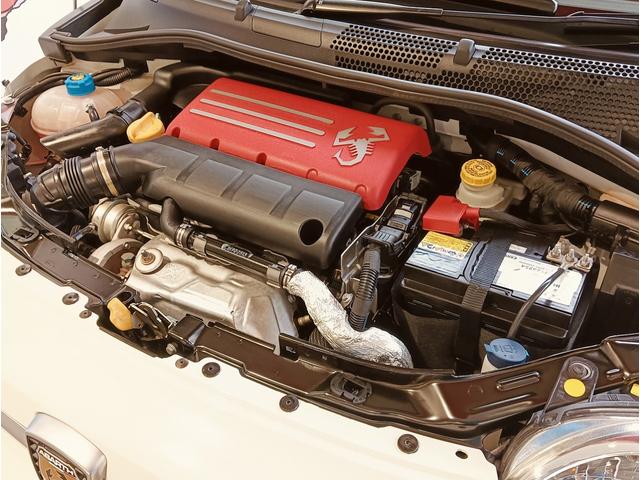 心臓部には１．４Ｌターボエンジンを搭載。アバルトらしい刺激的な走りをお楽しみいただけます。