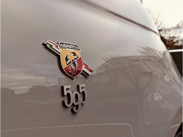 アバルト595C ツーリズモ 電動オープントップ ブラックレザーシート 純正17アルミ パドルシフト キセノンヘッドライト(31枚目)