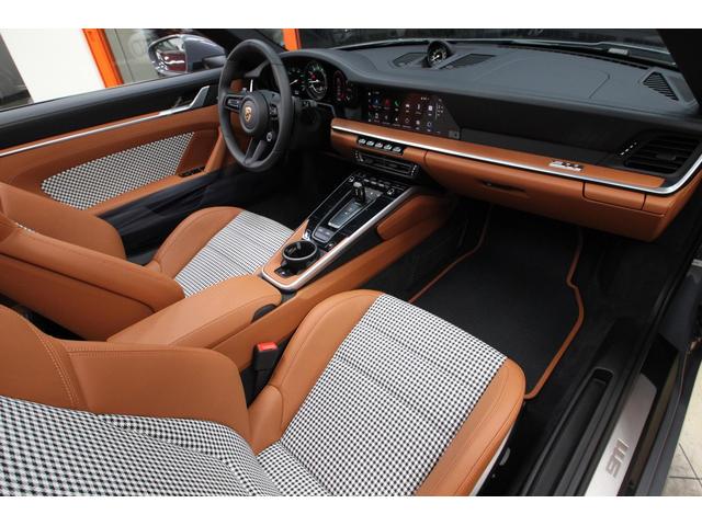 ９１１ ９１１タルガ４　ＰＤＫ　Ｄ車　左Ｈ　ヘリテージデザインクラシックパッケージ　ＨＤＤナビ　ディスプレイオーディオ　全方位カメラ　スマートキー　衝突軽減ブレーキ　クリアランスソナー　ＥＴＣ（18枚目）