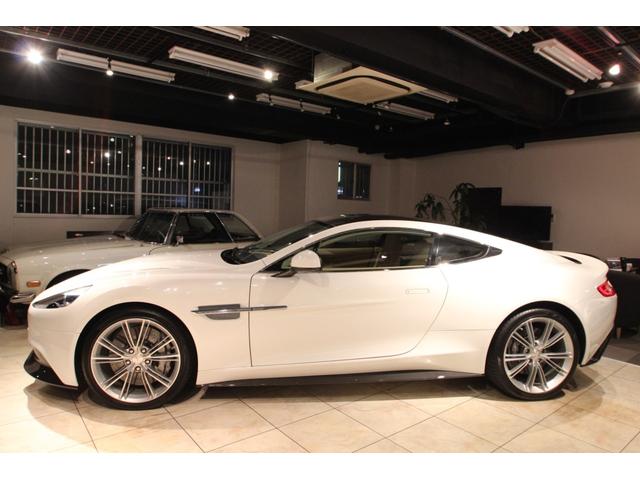 ヴァンキッシュ 　タッチトロニック２　Ｄ車　右Ｈ　２＋２シ－ト　４人乗　キルティングシ－ト　バング＆オルフセン　カ－ボンパネル　Ｏｎｅ－７７ステアリング（9枚目）