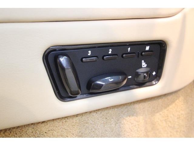 ヴァンキッシュ 　タッチトロニック２　Ｄ車　右Ｈ　２＋２シ－ト　４人乗　キルティングシ－ト　バング＆オルフセン　カ－ボンパネル　Ｏｎｅ－７７ステアリング（44枚目）