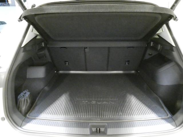 トランクルームは奥行きが広く可倒式シートをいるのでアレンジが可能です。