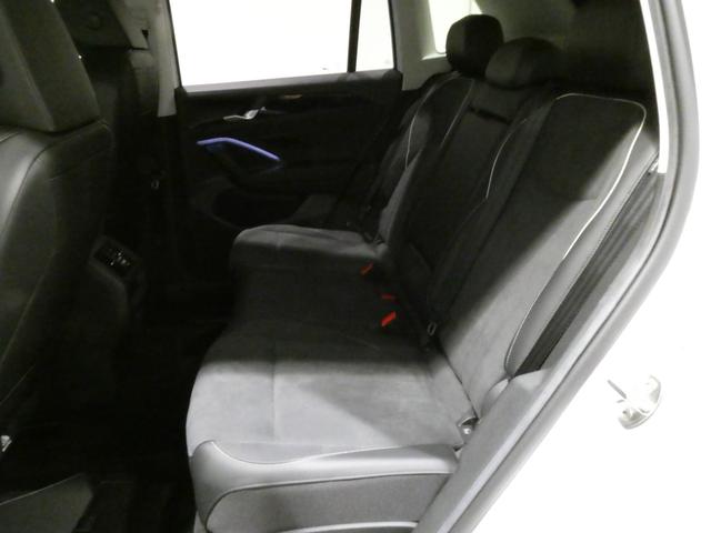 後席は大人が座っても十分な広さがございます