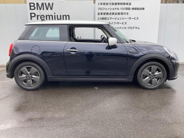 ＭＩＮＩ クーパー　元試乗車　約１０００キロ　２年保証付　アップルカープレイ　インテリジェントセーフティ　前後障害物センサー　ワイヤレス充電器　ＥＴＣ（7枚目）