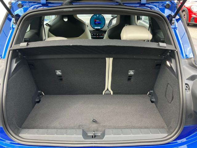 ＭＩＮＩ 　認定中古車　トップビューカメラ　シートヒーター　ステアリングホイールヒーティングハーマンカードンスピーカー　アクティブコントロール　２年保証（28枚目）