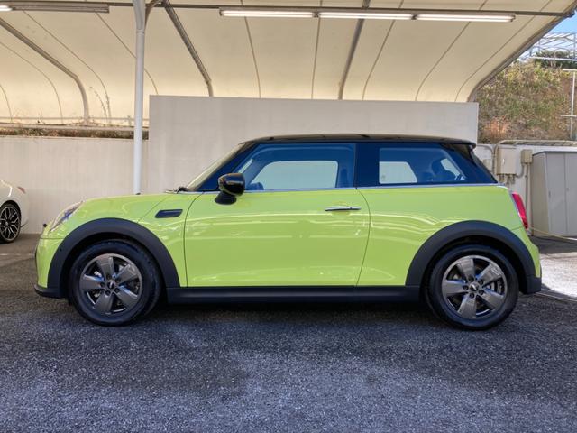 ＭＩＮＩ クーパー　プレミアムプラスパッケージクラシックトリム　認定中古車　元試乗車　クルコン　２年保証付　ＡｐｐｌｅＣａｒＰｌａｙ　ハーフレザーシート　ユニオンジャックライト　黒ルーフ＆ミラーキャップ　バックカメラ　１６ＡＷ（9枚目）