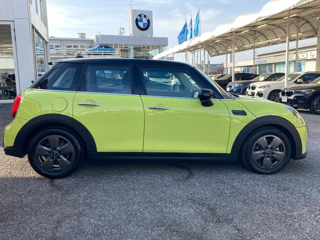 ＭＩＮＩ クーパー　プレミアムプラスパッケージクラシックトリム　認定中古車　元試乗車　クルコン　２年保証付　ＡｐｐｌｅＣａｒＰａｙ　ヘッドアップディスプレイ　黒ルーフ　ハーフレザーシート　シートヒーター　バックカメラ　１６ＡＷ（3枚目）