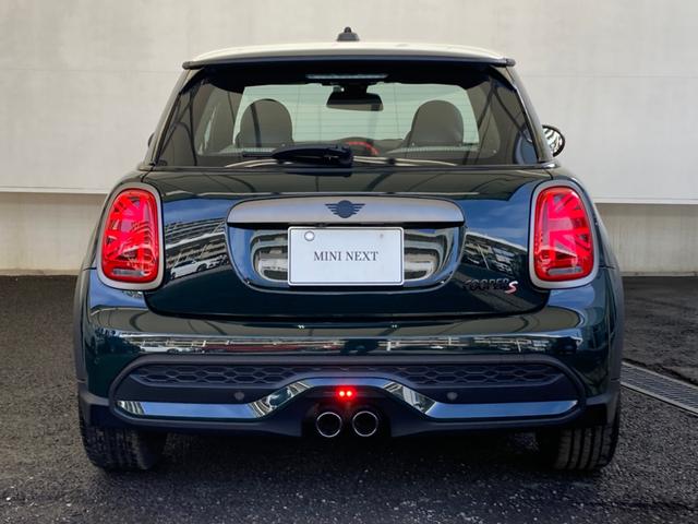 ＭＩＮＩ クーパーＳ　レゾリュート・エディション　認定中古車　元試乗車　クルコン　２年保証付　ＡｐｐｅｌＣａｒＰｌａｙ　ハーフレザーシート　バックカメラ　白ルーフ＆ミラ－キャップ　シートヒーター　１８インチＡＷ　ＥＴＣ（7枚目）