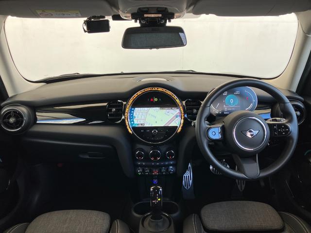 ＭＩＮＩ クーパーＳＤ　認定中古車　純正ＨＤＤナビ　２年保証付　ＥＴＣ　アクティブクルーズコントロール　黒ルーフ＆ミラーキャップ　バックカメラ　シートヒーター　１７インチＡＷ（4枚目）