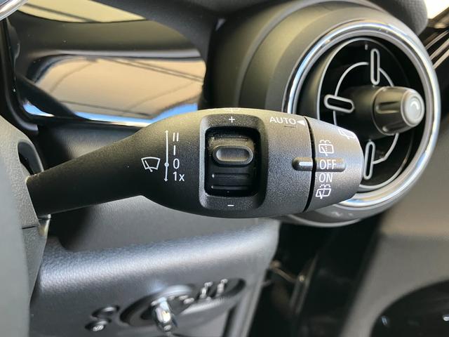 ＭＩＮＩ クーパーＳＤ　認定中古車　純正ＨＤＤナビ　２年保証付　ＥＴＣ　アクティブクルーズコントロール　黒ルーフ＆ミラーキャップ　バックカメラ　シートヒーター　１７インチＡＷ（30枚目）