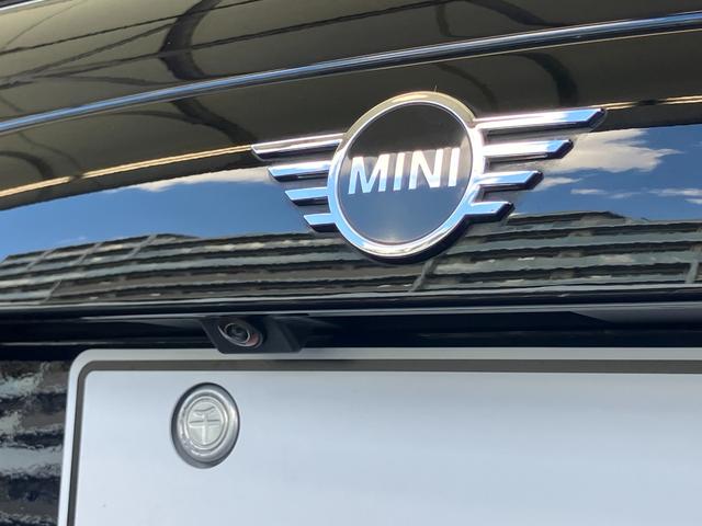 ＭＩＮＩ ジョンクーパーワークス　コンバーチブル　認定中古車　ＹＯＵＲＳレザーラウンジ　２年保証付　ヘッドアップディスプレイ　黒本革シート　ＡＣＣ　純正ＨＤＤナビ　シートヒーター　バックカメラ　黒１７インチＡＷ　ＥＴＣ（20枚目）