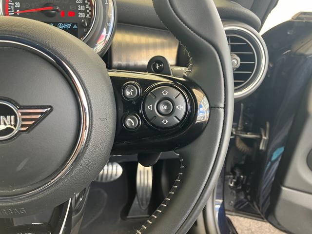 ＭＩＮＩ ジョンクーパーワークス　コンバーチブル　認定中古車　ＹＯＵＲＳレザーラウンジ　２年保証付　ヘッドアップディスプレイ　黒本革シート　ＡＣＣ　純正ＨＤＤナビ　シートヒーター　バックカメラ　黒１７インチＡＷ　ＥＴＣ（31枚目）
