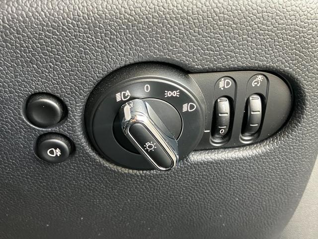 ＭＩＮＩ ジョンクーパーワークス　コンバーチブル　認定中古車　ＹＯＵＲＳレザーラウンジ　２年保証付　ヘッドアップディスプレイ　黒本革シート　ＡＣＣ　純正ＨＤＤナビ　シートヒーター　バックカメラ　黒１７インチＡＷ　ＥＴＣ（45枚目）