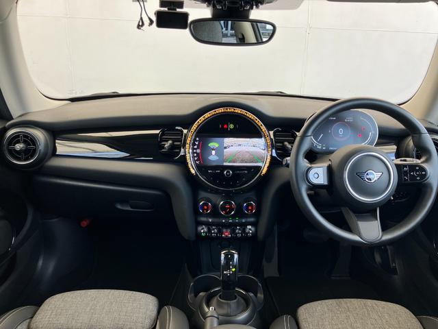 ＭＩＮＩ クーパーＤ　クラシック・トリム　認定中古車　ＡｐｐｌｅＣａｒＰｌａｙ　ＡＣＣ　２年保証付　　ハーフレザーシート　クルーズコントロール　黒ルーフ＆ミラーキャップ　バックカメラ　黒１６インチＡＷ　ＥＴＣ（4枚目）