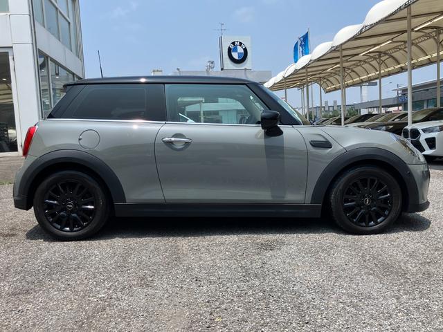 ＭＩＮＩ クーパーＤ　クラシック・トリム　認定中古車　ＡｐｐｌｅＣａｒＰｌａｙ　ＡＣＣ　２年保証付　　ハーフレザーシート　クルーズコントロール　黒ルーフ＆ミラーキャップ　バックカメラ　黒１６インチＡＷ　ＥＴＣ（7枚目）