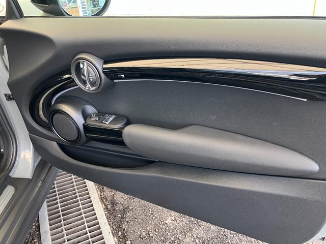 ＭＩＮＩ クーパーＤ　クラシック・トリム　認定中古車　ＡｐｐｌｅＣａｒＰｌａｙ　ＡＣＣ　２年保証付　　ハーフレザーシート　クルーズコントロール　黒ルーフ＆ミラーキャップ　バックカメラ　黒１６インチＡＷ　ＥＴＣ（17枚目）