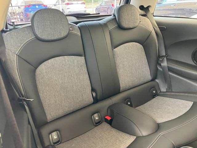 ＭＩＮＩ クーパーＤ　クラシック・トリム　認定中古車　ＡｐｐｌｅＣａｒＰｌａｙ　ＡＣＣ　２年保証付　　ハーフレザーシート　クルーズコントロール　黒ルーフ＆ミラーキャップ　バックカメラ　黒１６インチＡＷ　ＥＴＣ（20枚目）